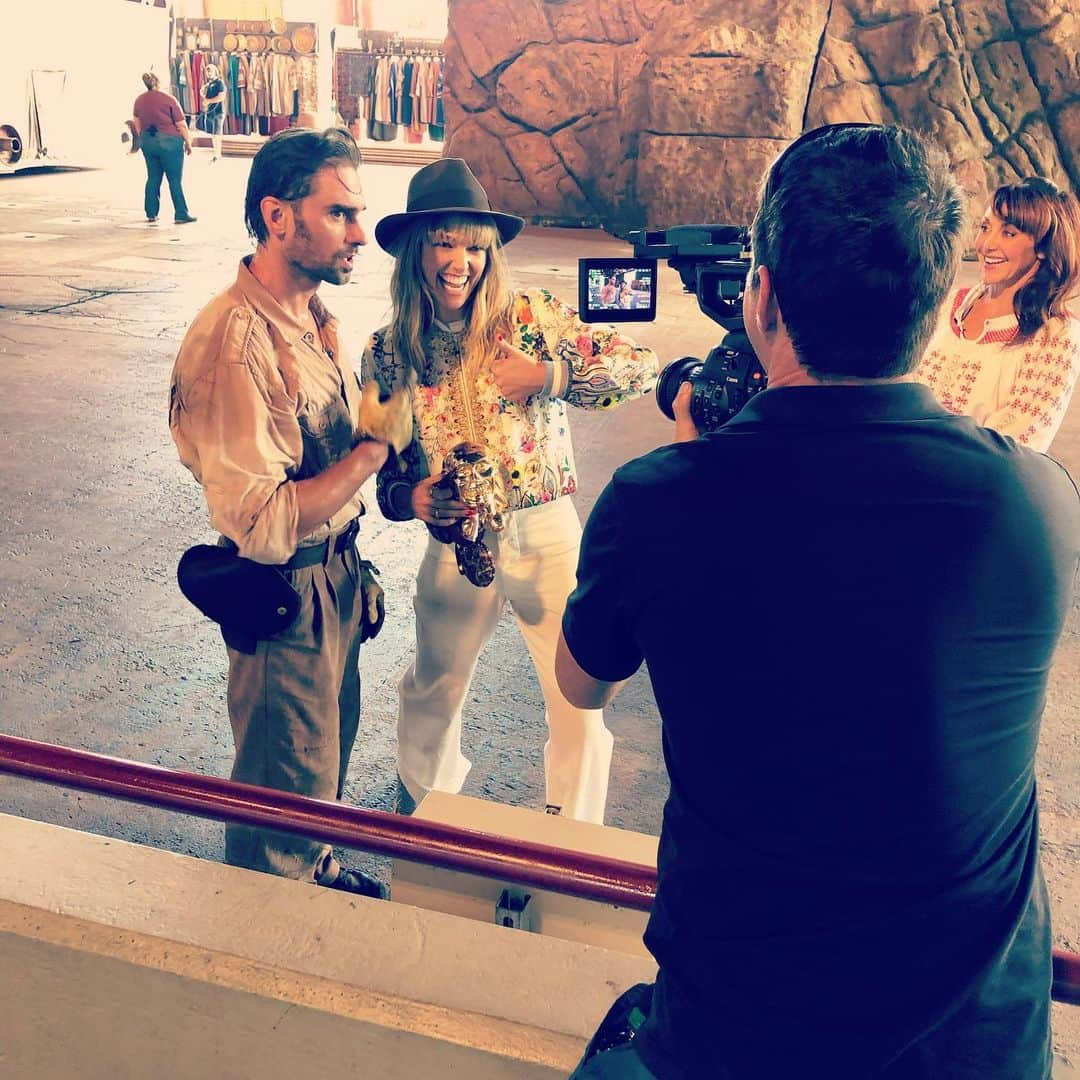 アシュリー・ハートさんのインスタグラム写真 - (アシュリー・ハートInstagram)「Being awarded for my epic stunt moves was pretty cool..yet pinching Indiana Jones’s Hat, truly made my day! #souvenir 😉 @helloworldau .  #travelshow #waltdisneyworld #fun #oncamera #presenting #cheeky #indianajones #florida #usa #australiantv」12月11日 5時07分 - ashleyhart