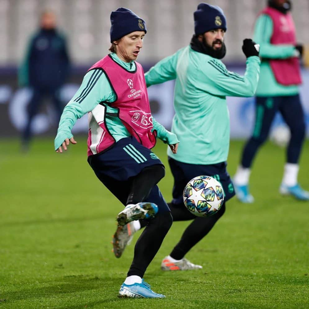 ルカ・モドリッチさんのインスタグラム写真 - (ルカ・モドリッチInstagram)「#HalaMadrid ⚽️⚽️⚽️」12月11日 5時34分 - lukamodric10