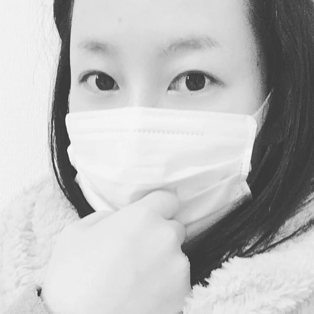 中嶋佳子のインスタグラム：「本日も始発です。冬の早朝は人がいなくて怖い…。 . . この前、子連れで参加したオーディションからのお仕事！嬉しい(^^) 今日はロケバスで少し遠出。ロケはとにかく天気が重要なので晴れそうで良かった！ . . まだ告知できてないものがあるから早く言えるといいなぁ。どこかで私見かけたら教えてください、自分で気付かないうちに出てたりするので… 今日も風邪ひかないよう頑張ります〜 . .  #中嶋佳子 #女優 #役者 #actor @yoshiko_world #japaneseactors #撮影 #始発 #寒い #早朝 #スッピン #マスク #マスク女子 #晴れて良かった」