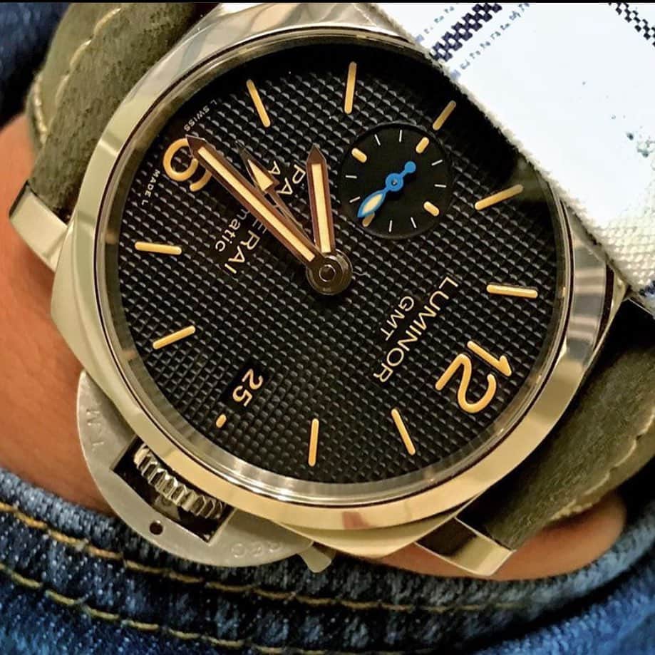 パネライのインスタグラム：「Up close and personal with the details on the hobnail painted dial of the #PAM1535 42mm Luminor GMT. Are you a fan? Pic by @evlwatches #paneraicentral」
