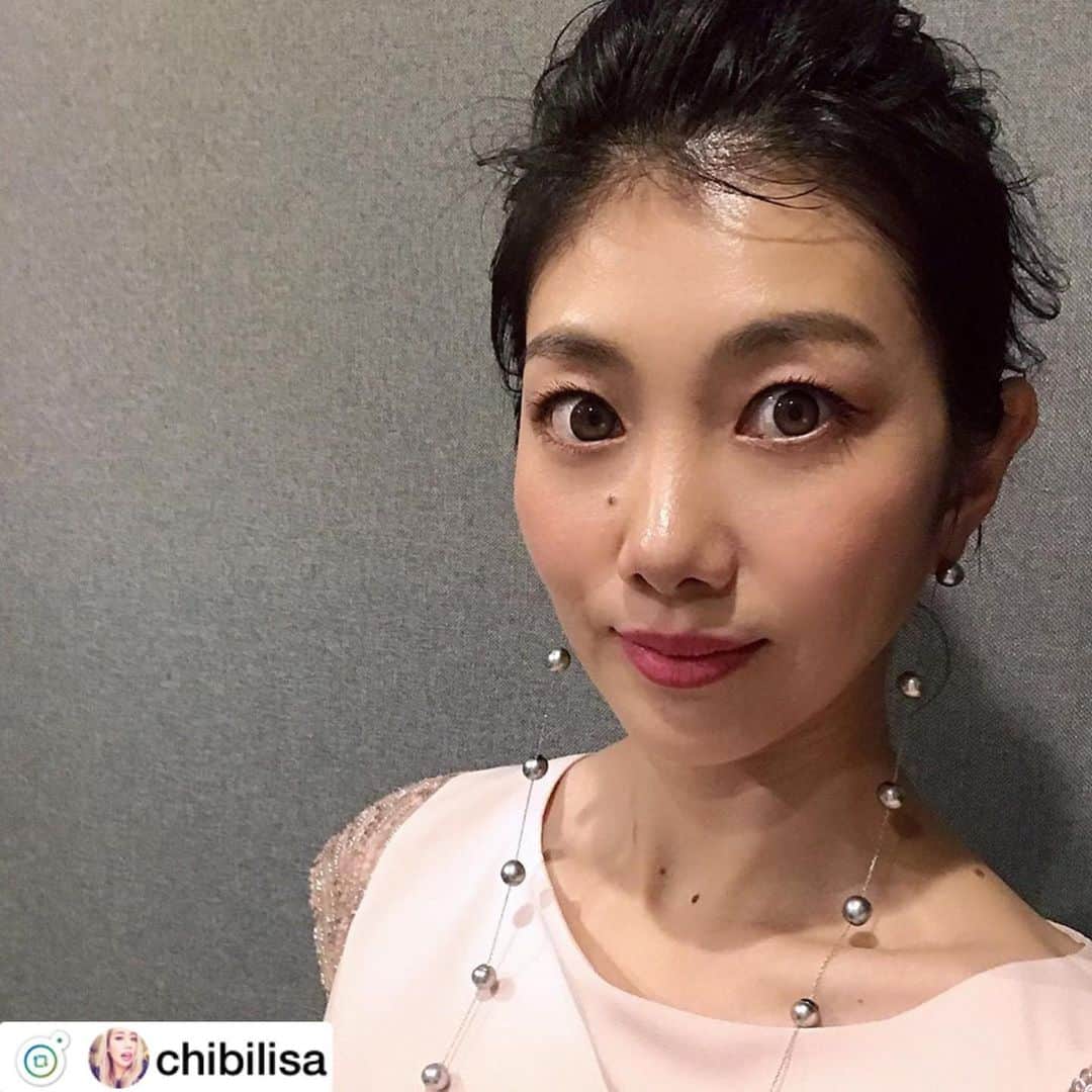 潮田玲子さんのインスタグラム写真 - (潮田玲子Instagram)「パーティーヘアメイク。 前髪上げると誰かわからないと何人の方にも言われた😂笑笑 前髪の印象って大きいのですねー😵☝️ @chibilisa さんいつもありがとう💓  #ヘアメイク #ピンクのシャドーに #ピンクのリップ #前髪上げたら #ダレ？ #ってなった  #実は #産毛多いしデコ狭いし #若い時はこれが嫌で #産毛抜いてた笑笑 #つるぴかおでこに憧れる」12月11日 5時39分 - reikoshiota_official