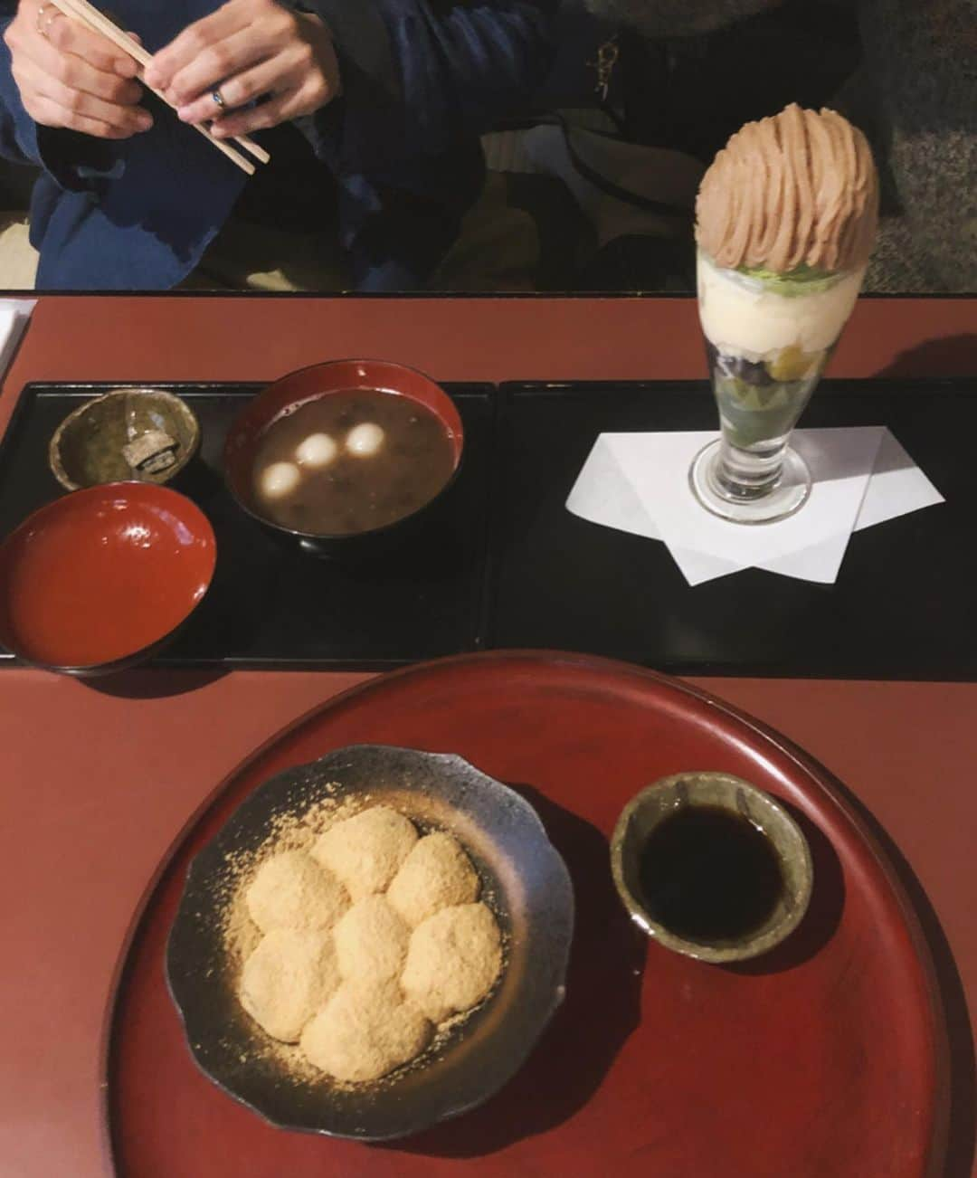 畑田萌さんのインスタグラム写真 - (畑田萌Instagram)「京都5人旅 ワコールさんにご招待いただき、 お宿は一棟貸しの京の温所御所西へ。  graf 千葉さん設計の暮らすように泊まれる宿は、 広〜いキッチンでみんなで料理ができたり、 中庭やライブラリーまで！ 吹き抜けが気持ちいい最高の空間でした◎  そしてまさこが旅立ち...🐨 いまどきのプリクラは顔面崩壊する。」12月10日 20時50分 - moehatada