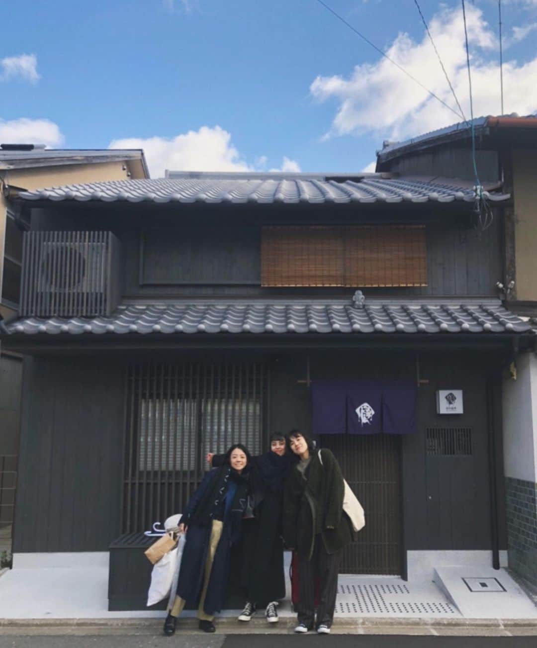 畑田萌のインスタグラム：「京都5人旅 ワコールさんにご招待いただき、 お宿は一棟貸しの京の温所御所西へ。  graf 千葉さん設計の暮らすように泊まれる宿は、 広〜いキッチンでみんなで料理ができたり、 中庭やライブラリーまで！ 吹き抜けが気持ちいい最高の空間でした◎  そしてまさこが旅立ち...🐨 いまどきのプリクラは顔面崩壊する。」