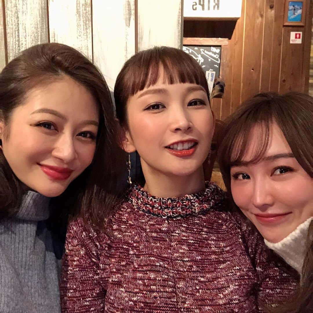 中上真亜子さんのインスタグラム写真 - (中上真亜子Instagram)「ひっさしぶりの3人🥰 麗香の出産祝いで集まったよ👶 体はきつそうだけど、元気そうでよかった☺️みんなの目つぶりとゆりえの着替えをどうぞ。 #いらない .  #はるなにテレビ電話したら安定の出ない #はるなもイタリアで奮闘中 #キャンパスナイトフジ #もう変換も出て来ないよ #10年前だよそりゃ歳を重ねるよね  そして今夜のドォーモはっ 黒木さんとジェネさん そして美人の彼氏はどんな人 って企画です🥰よかったら是非に」12月10日 20時43分 - maako_nakagami