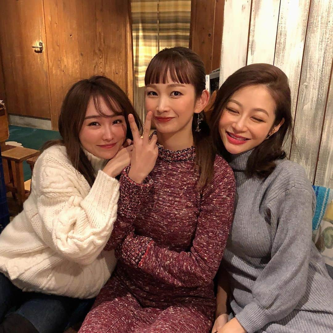 中上真亜子さんのインスタグラム写真 - (中上真亜子Instagram)「ひっさしぶりの3人🥰 麗香の出産祝いで集まったよ👶 体はきつそうだけど、元気そうでよかった☺️みんなの目つぶりとゆりえの着替えをどうぞ。 #いらない .  #はるなにテレビ電話したら安定の出ない #はるなもイタリアで奮闘中 #キャンパスナイトフジ #もう変換も出て来ないよ #10年前だよそりゃ歳を重ねるよね  そして今夜のドォーモはっ 黒木さんとジェネさん そして美人の彼氏はどんな人 って企画です🥰よかったら是非に」12月10日 20時43分 - maako_nakagami