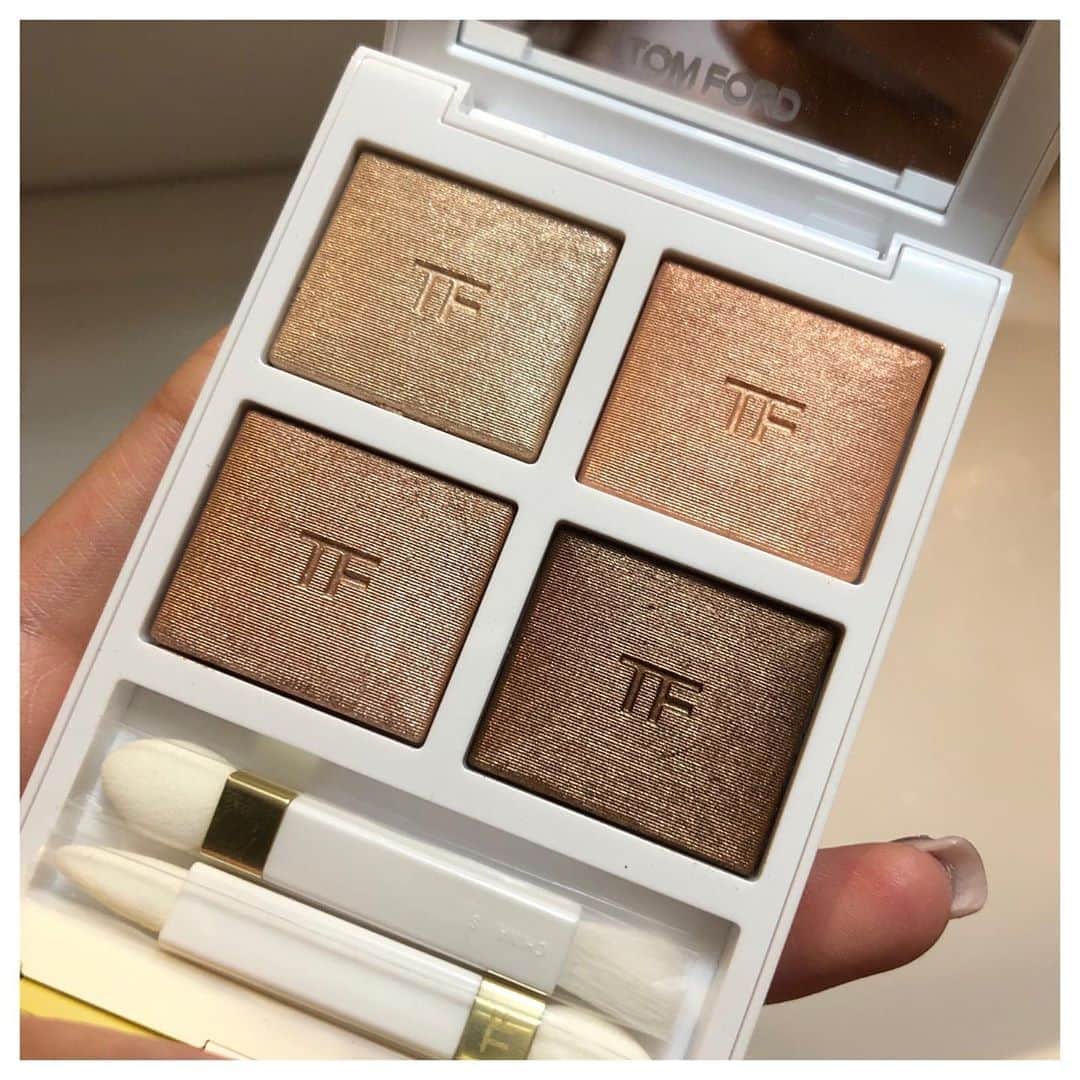 川崎ひかるのインスタグラム：「プレゼントで頂いた、、🎁💕👀 . . TOMFORD ソレイユ アイカラー クォード 03 ソレイユ ディヴェール . . ラメが細く入ってて使いやすいカラーでナチュラルでとても好みすぎる✨🥺嬉しい💕 貰ってから毎日これ使っちゃってる💕💕 . . インスタが勝手に色味変わってしまうので2枚目がノーマルカメラでそのままの写真です🧚🏻‍♀️ . . . . #トムフォード #トムフォードビューティー #トムフォードアイシャドウ #ソレイユアイカラークォード #アイシャドウ #アイシャドウパレット #コスメ #デパコス」