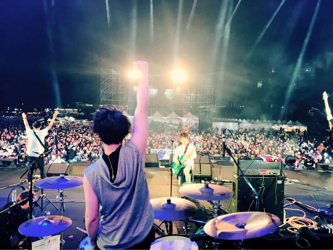 so-heyのインスタグラム：「ALL OFF feat. SHiNNOSUKE 「TAOYUAN TAIWAN IRON ROSE MUSIC FESTIVAL」  setlist: 1. One More Chance 2. Never Gave Up 3. Party Anthem 4. コンプリケイション 5. Just Tonight 6. リフレインボーイ  #ALLOFF #rookiezispunk'd #TAOYUAN #TAIWAN #IRONROSE #live #mobphycho #mobphycho100 #モブサイコ #モブサイコ100」