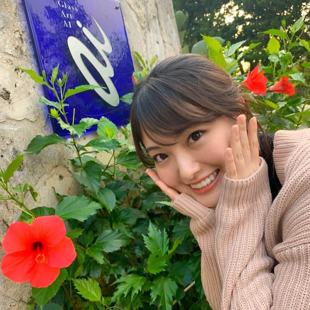 遠野愛のインスタグラム：「沖縄🌺 11月末に旅行しました☺️ 半袖じゃちょっと寒いけど、でも暖かくて過ごしやすかった〜✨ aiって名前の琉球グラス体験工房で実際にグラス作りました！ 一緒に行った友達には花瓶見たいと言われたので作品の写真は載せません！笑  #旅行　#沖縄　#琉球グラス　#琉球グラス体験 #グラスアート藍 #trip #okinawa」