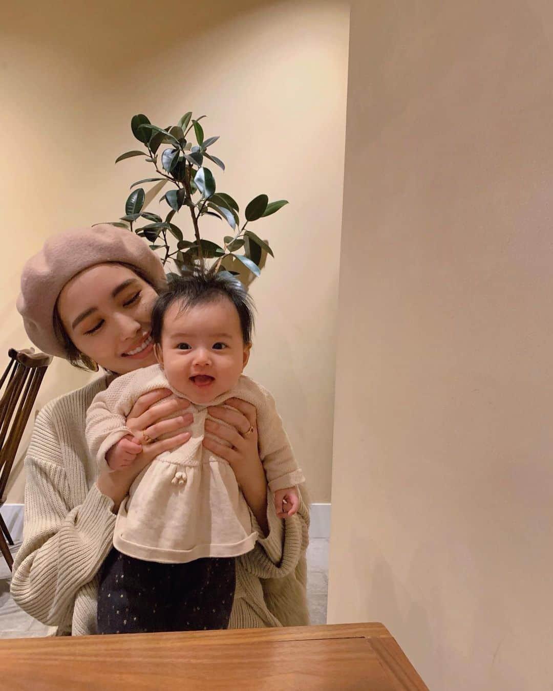 のインスタグラム：「今日は4ヶ月検診でした💕 問題なくすくすく育っております💪よしよし ただおとといから咳してて心配だぁぁ明日はおうちでゆっくりしよう🥺 てかもう4ヶ月なの？この前産んだばっかりなんですけど…🤣毎日が秒で過ぎていく！！🤣 ． #令和ベビー#女の子ベビー#0歳#0歳4ヶ月#ハーフベビー#乳児#コドモノ#ママリ」