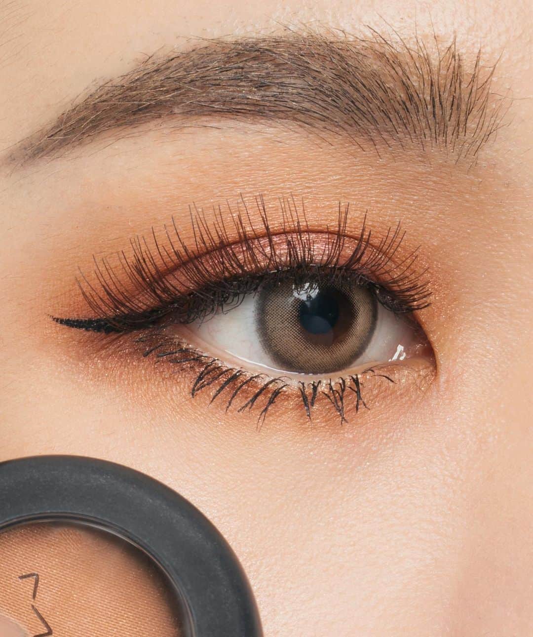 M∙A∙C Cosmetics Japanのインスタグラム：「ㅤ 2019年 M·A·Cアーティストが選ぶ マストハブ！ -アイシャドウ編- ㅤ ❄️[スモールアイシャドウ] テクスチャー ㅤ 定番のブラウンメイクに飽きてしまった方へおすすめしたいのが、赤みのあるアイシャドウ。血色感を高め、女度を格上げしてくれる色味は秋冬にもぴったり✨ ㅤ ㅤ MAKEUP AND MODEL: M·A·C ARTIST MIURA HARA @mac_yokohamatakashimaya PHOTO: @takaki_iwata ㅤ ㅤ ㅤ ㅤ ㅤ #MACCosmeticsJapan #MACコスメ #MACCosmetics #コスメ #メイク #アイシャドウ #スモールアイシャドウ #ブラウン #ブラウンメイク #バーガンディ #ブラウンシャドウ #目力 #アイメイク #スウォッチ #シャドウ #グラデシャドウ #ラメメイク #アイブロウ #アイブロウパウダー #コスメ紹介 #セルフメイク #メイク方法 #ポーチの中身 #makeup #eyemakeup #eyeshadow #eyebrows #beauty」