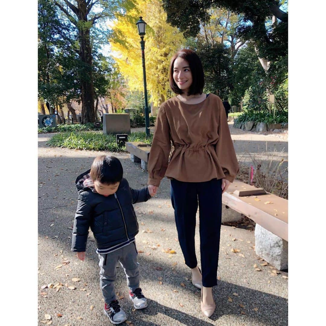 Mayuko Watanabe 渡辺真由子さんのインスタグラム写真 - (Mayuko Watanabe 渡辺真由子Instagram)「ストーリーにも書きましたが、息子の胃腸炎が移り、何日寝て安静にしても立てないくらい胃が痛くて、息子の幼稚園の送り迎えも出来ないくらいになったので幼稚園をお休みさせて息子を連れてパジャマのまま病院行き、点滴打って薬をもらいました😭 色々予定をキャンセルしたり迷惑をかけて申し分けない気持ちがいっぱいの中、幼稚園のママが心配して大変なら息子を見てくれると言ってくれた優しさに救われました😢💕 明日から日常生活を送れるように心がけて頑張ります！ ・ というのは置いておいて、 ずっと書きたかったこと😃 EDIST. CLOSETアイテムがレンタル会員様だけではなく、ストア会員登録だけでどなたでもご購入が可能になったそうです☺️💕 そして6日からウィンターSALEも始まっているのでぜひ見てみてくださいー😍♫ 私が来ているトップスもパンツも両方 @edist.closet のものでセールになっていますよ😊👍 パンツはウエストがゴムなので着心地も抜群です😃♫ #edistcloset#エディストクローゼット#エディクロ #子育て中#ママ#mama #今日の服 #今日のコーデ #ママコーデ#大人カジュアル#シンプルコーデ#ootdfashion」12月10日 20時56分 - watanabe_mayuko