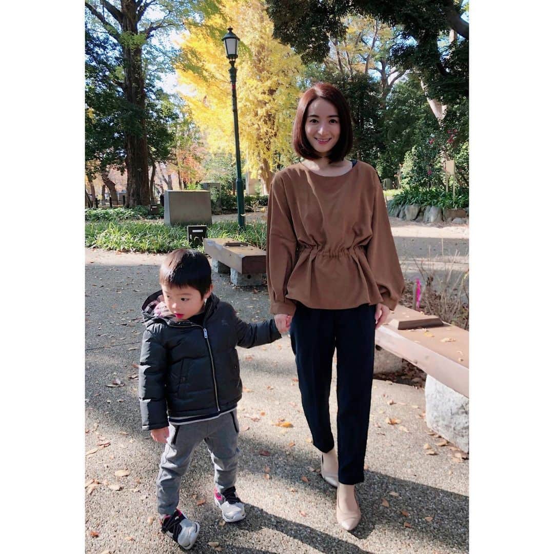 Mayuko Watanabe 渡辺真由子さんのインスタグラム写真 - (Mayuko Watanabe 渡辺真由子Instagram)「ストーリーにも書きましたが、息子の胃腸炎が移り、何日寝て安静にしても立てないくらい胃が痛くて、息子の幼稚園の送り迎えも出来ないくらいになったので幼稚園をお休みさせて息子を連れてパジャマのまま病院行き、点滴打って薬をもらいました😭 色々予定をキャンセルしたり迷惑をかけて申し分けない気持ちがいっぱいの中、幼稚園のママが心配して大変なら息子を見てくれると言ってくれた優しさに救われました😢💕 明日から日常生活を送れるように心がけて頑張ります！ ・ というのは置いておいて、 ずっと書きたかったこと😃 EDIST. CLOSETアイテムがレンタル会員様だけではなく、ストア会員登録だけでどなたでもご購入が可能になったそうです☺️💕 そして6日からウィンターSALEも始まっているのでぜひ見てみてくださいー😍♫ 私が来ているトップスもパンツも両方 @edist.closet のものでセールになっていますよ😊👍 パンツはウエストがゴムなので着心地も抜群です😃♫ #edistcloset#エディストクローゼット#エディクロ #子育て中#ママ#mama #今日の服 #今日のコーデ #ママコーデ#大人カジュアル#シンプルコーデ#ootdfashion」12月10日 20時56分 - watanabe_mayuko