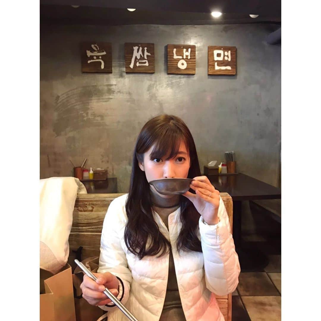 玉巻映美さんのインスタグラム写真 - (玉巻映美Instagram)「食べまくりの韓国旅🇰🇷 弾丸でしたが、一泊とは思えないほどグルメを楽しみました😍 写真はAM3:00に買い物に疲れた後に冷麺すすってるところです（笑）早くまた行きたいな〜オススメの韓国料理や韓国コスメあったら教えてください🙇‍♂️ #韓国旅行 #韓国」12月10日 20時57分 - eimi_tamamaki