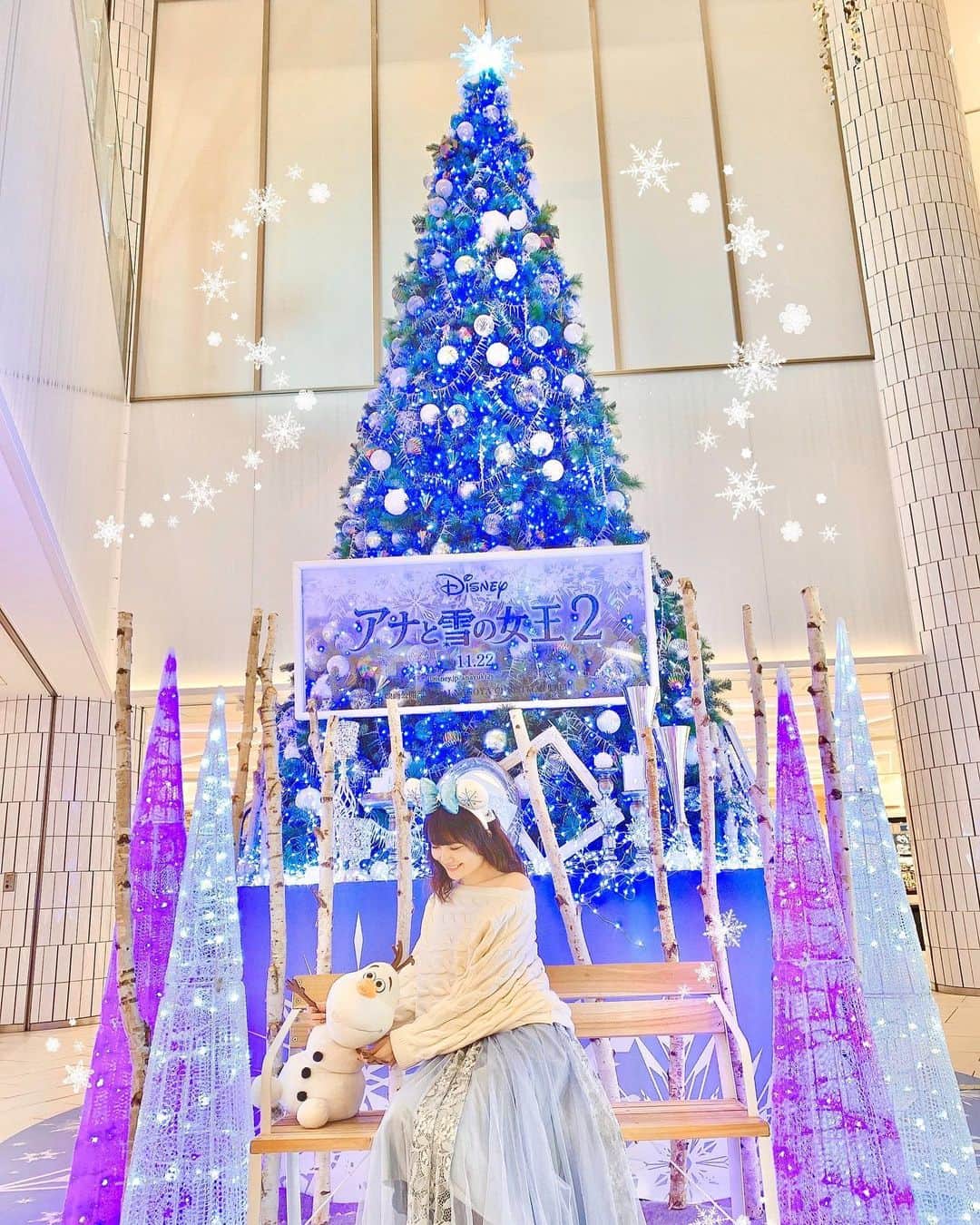 浅井麻里さんのインスタグラム写真 - (浅井麻里Instagram)「🎄☃️﻿ ﻿ アナ雪2❄️クリスマスツリー🎄﻿ ﻿ 大名古屋ビルヂングで、﻿ 「アナと雪の女王2」のクリスマスイルミネーション﻿ 開催されてるのー！✨😍﻿ この前弾丸帰省した時に行ってきた🎵﻿ ﻿ 地下1Fにある高さ6mのクリスマスツリー✨🎄﻿ エルサコーデでオラフと一緒に☃️💕﻿ ﻿ スカイガーデンでは、﻿ 更にアナ雪2の世界観が表現された﻿ 素敵なイルミネーションが広がってたから﻿ そっちの写真もまた今度アップします💫﻿ ﻿ ﻿ ❄️11月6日〜12月25日 17:00～23:00﻿ ❄️大名古屋ビルヂング﻿ 5F スカイガーデン＆ B1 エスカレーター横﻿ ❄️入場無料﻿ ﻿ ﻿ これオラフ抱っこしようとして﻿ なんか嫌がられてる感あるけど（笑）﻿ 実はこの子このベンチに置かれてるぬいぐるみで﻿ しっかり紐で繋がれてたからこんな感じに😂﻿ そりゃ繋いでないと連れてかれちゃうもんね🥺💦﻿ ﻿ ﻿ #ディズニー#アナと雪の女王#アナ雪#クリスマスツリー#クリスマスイルミネーション#アナと雪の女王2#アナ雪2#エルサコーデ#大名古屋ビルヂング#frozen#esutoreja」12月10日 20時57分 - mari_asai_625