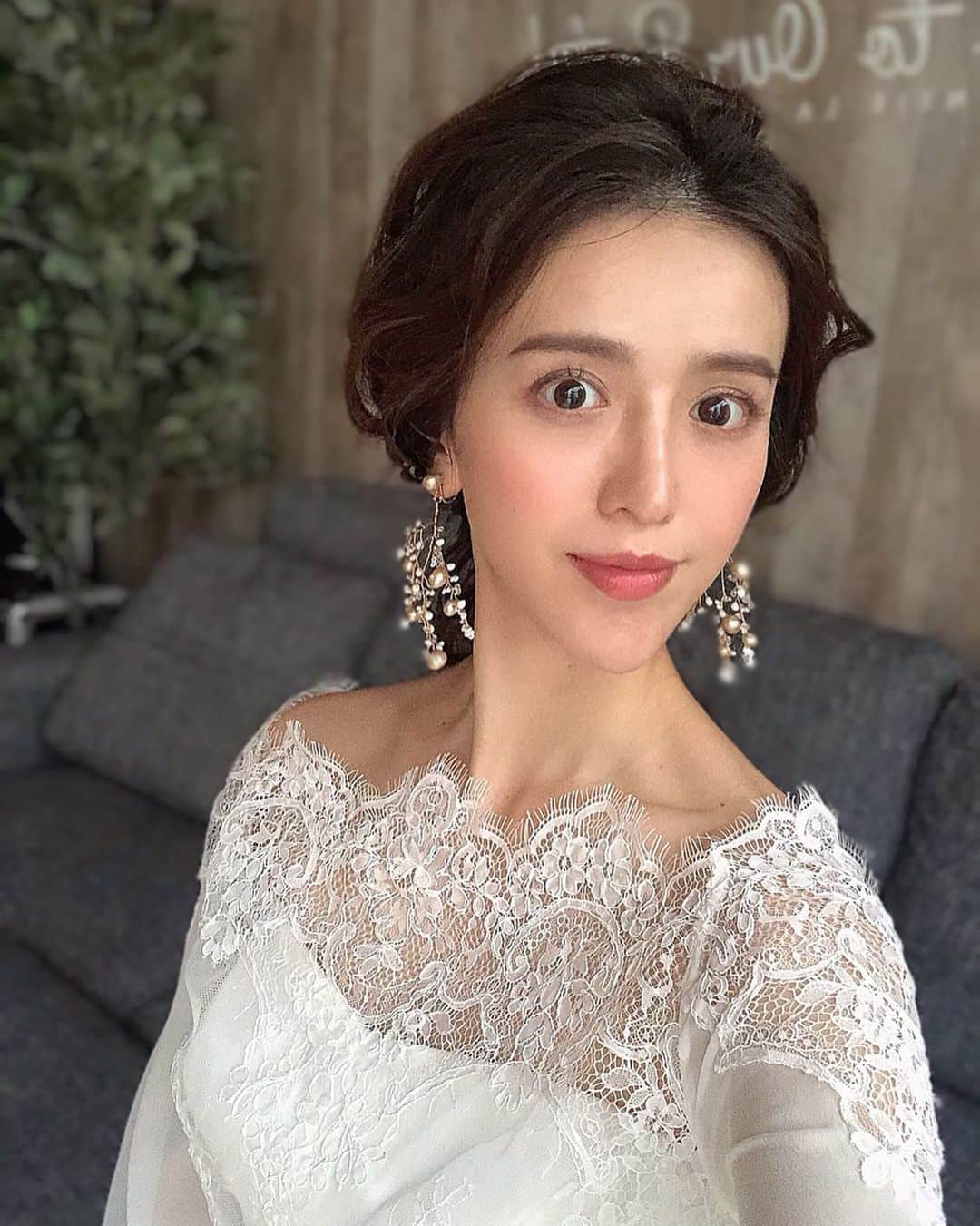 のインスタグラム：「ブライダルの撮影で素敵なアップヘア。 おでこ出しスタイルなのですが 柔らかい印象で顔まわりのニュアンスが絶妙！  おでこしっかりケアしていてよかった☺️ .﻿ #shooting #model #bridal #thankyou #wedding #dress #weddingdress #hairarrange #longhair #ブライダル #ブライダルヘア #ヘアアレンジ #ウェディングドレス #撮影 #happy #ドレス #結婚式 #ロングヘアアレンジ #アップヘア#巻き髪 #プレ花嫁 #ヘアメイク」