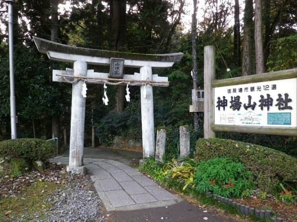 女子アナ47のインスタグラム：「こんにちは！ 元NHK長野放送局、静岡放送局出身の大下佳菜です🌟  皆さん、静岡県御殿場市にある神馬山（じんばやま）神社を知っていますか⁇  この神社は悪縁を断ち切り、魔除け開運の神様として信仰されてきたんです！ こちらの神社では悪縁を断ち切る道具としてハサミ✂️が奉納されているんです！かなり珍しいですよね👀  悪縁を断ち切り、良縁を結ぶための神社！皆さんもぜひ訪れてみてください✨ . #女子アナ47 #47発信プロジェクト #アナウンサー #フリーアナウンサー #女子アナ #地方創生 #地方創生アナウンサー #司会 #司会者#旅行好きな人と繋がりたい #47都道府県制覇の旅 #47都道府県制覇 #アナウンサーの日常 #アナウンサーコーデ #女子アナウンサー #御殿場 #御殿場観光スポット #静岡旅行 #静岡観光 #神社巡り #神社好きな人と繋がりたい #悪縁切り #神馬山 #神馬山神社 #ハサミ祈願 #良縁祈願 #神社仏閣巡り #パワースポット #パワースポット巡り」