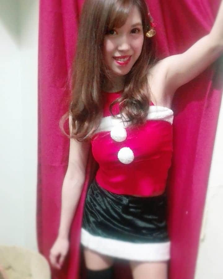 瀬戸マドカさんのインスタグラム写真 - (瀬戸マドカInstagram)「ステージも12月感🎤1ステージ目終わり🎤🎅 昭和感漂うちょっと早めのサンタさん🎄🎅🎁 ⋅ 塩じぃﾏﾈ👓に全身の撮って下さいって言ったらコレでした📷🙌 ⋅ X'masの時期にまたこの写真載せよ🎅🎄 ⋅ ⋅ ⋅ ⋅ #瀬戸マドカ #歌手活動 #営業 #楽屋 #サンタ #ステージ #ステージ裏 #衣装 #歌手 #ステージメイク #ステージ衣装 #歌手活動 #昭和歌謡 #昭和レトロ #ライブ活動 #サンタコスプレ #大人サンタ #コスプレ #japanesesong #japanesephoto #japanesesinger #music #sing #live #showtime #japanesemusic #japanesegirl #singer #cosplay」12月10日 21時09分 - madokaseto