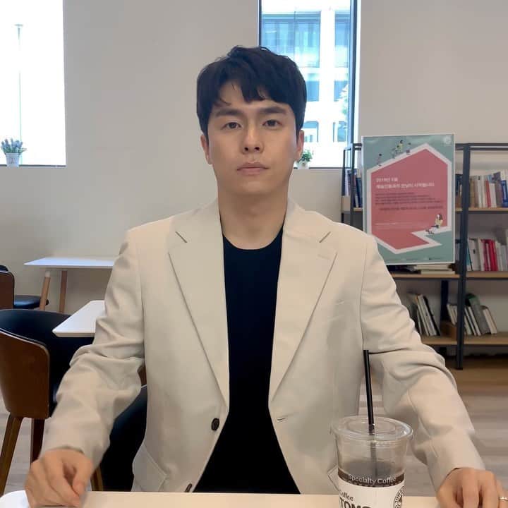 イ・ジェウォンのインスタグラム：「. 전 사실 평화주의자에요🕊 오늘밤도 #vip」