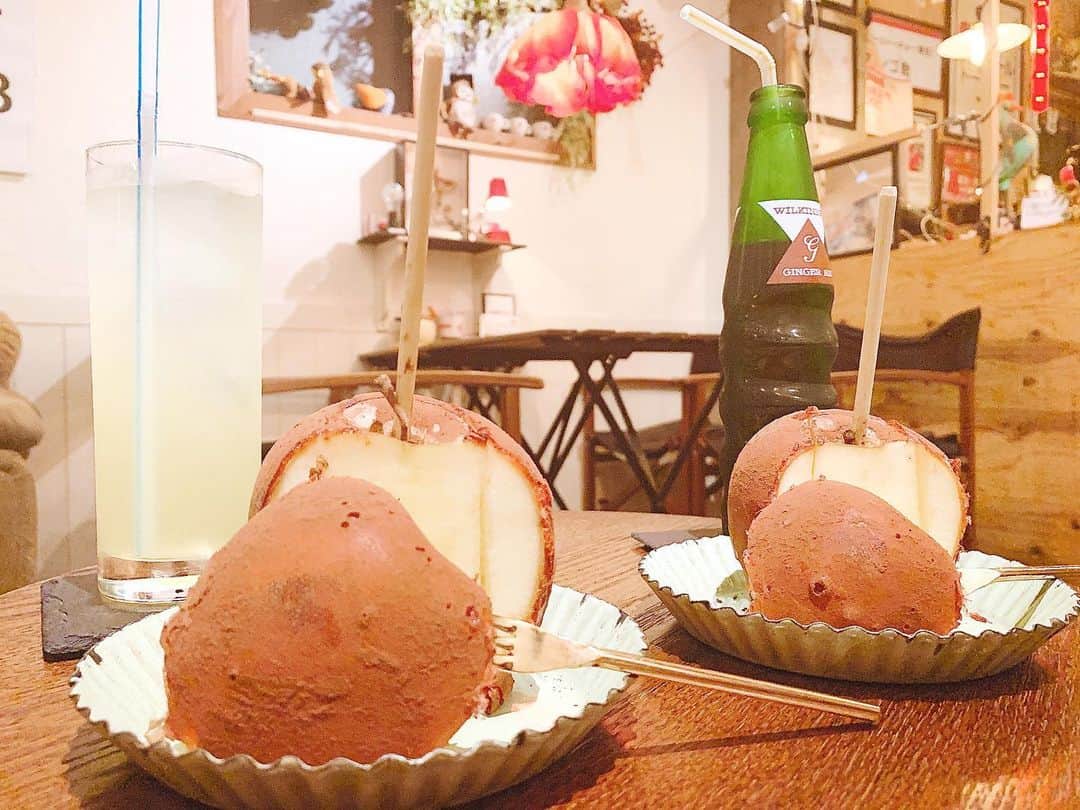 綾瀬麗奈さんのインスタグラム写真 - (綾瀬麗奈Instagram)「🍎💕 . . 名古屋での販売最終日でした🥺🌸 中日と最終日に買いに行きまして、 この期間は お家でゆっくりりんご飴食べられて幸せです😢🌷 3食りんご飴でもいいくらい！ また東京行った時カフェよりたいな😴🍎 . 写真はカフェスペースで食べた 「ココア」のりんご飴😌🌹 . . . . #りんごあめ #りんご飴 #ポムダムールトーキョー #りんご飴専門店 #東京カフェ #新宿カフェ #新宿三丁目カフェ #東京グルメ #新宿グルメ #新宿三丁目グルメ #綾瀬麗奈の食べログ #nagoya #japan #🇯🇵 #japaneseidol #japanesegirl #likeforfollow #偶像 #名古屋 #アイドル #御朱印ガール #ゲーム女子 #タビジョ #名古屋インスタ交流会」12月10日 21時09分 - ayasereina