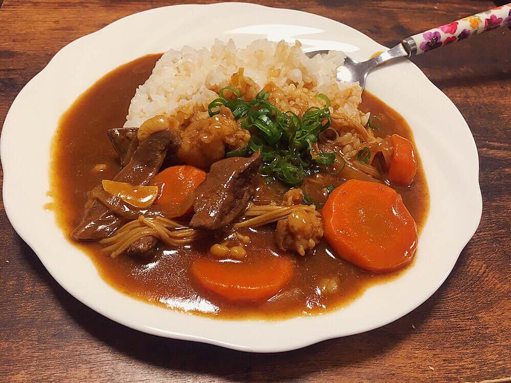 佐藤聖羅さんのインスタグラム写真 - (佐藤聖羅Instagram)「実家、七輪家の味噌ホルモンをモツカレーにしてみた💖 美味しかったけど、レバーは煮ても焼いてもレバーだねぇ〜 生姜とか、にんにくもたっぷり入れてスタミナ満点✨✨ #三重県 #七輪家 #味噌ホルモン #モツカレー」12月10日 21時14分 - seira_seira.s