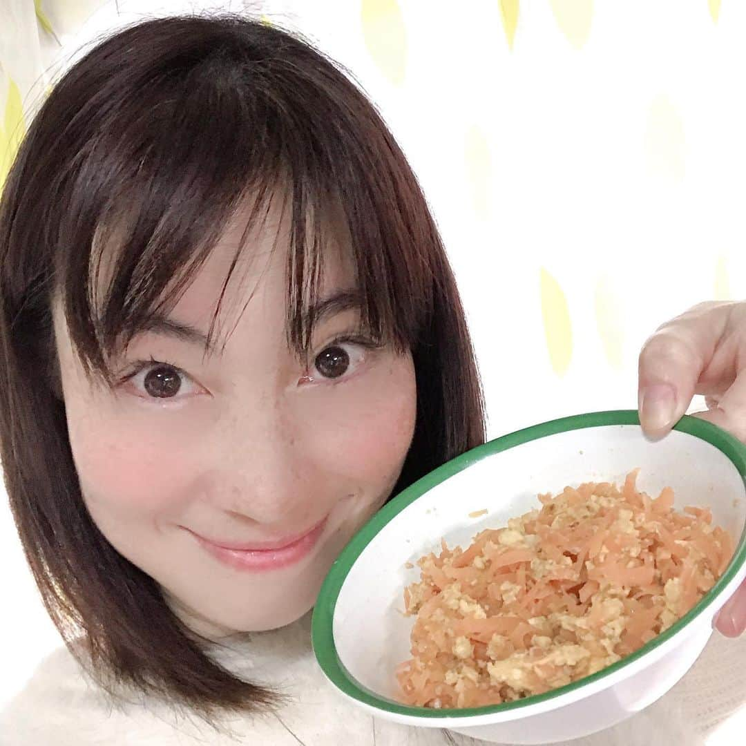 佐藤康恵さんのインスタグラム写真 - (佐藤康恵Instagram)「今日はアロマアドバイザーの講師として、『アロマのお勉強&アロマクリーム作り』ワークショップを開催しましたよ🌿🌹 支援センターのびのび〜のさんの中庭には、なんとも素晴らしい巨大なモミの木が🌲！！本物の迫力が🎄💖スゴイです！ 今日はオレンジの🍊エッセンシャルオイルを人参🥕しりしりに入れてデザートを食べる感じにしちゃったよ〜〜🧡これなら、後味フルーティで、大人も子どもも良く食べちゃう❣️ 来年からは、アロマワークショップ👩‍🏫毎月開催したいと只今企画ワクワク中！詳しく知りたい方は、佐藤康恵の〈ライン@〉にメッセージ送ってくださいね💠 待っていまーす😊  #ワクワクアロマワークショップ！ #佐藤康恵が講師 ＃女優でモデル ＃デザイナーで歌手 ＃にじのまま」12月10日 21時25分 - yasuesato.official