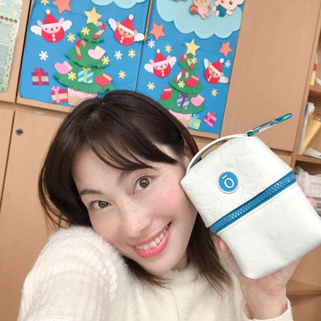 佐藤康恵さんのインスタグラム写真 - (佐藤康恵Instagram)「今日はアロマアドバイザーの講師として、『アロマのお勉強&アロマクリーム作り』ワークショップを開催しましたよ🌿🌹 支援センターのびのび〜のさんの中庭には、なんとも素晴らしい巨大なモミの木が🌲！！本物の迫力が🎄💖スゴイです！ 今日はオレンジの🍊エッセンシャルオイルを人参🥕しりしりに入れてデザートを食べる感じにしちゃったよ〜〜🧡これなら、後味フルーティで、大人も子どもも良く食べちゃう❣️ 来年からは、アロマワークショップ👩‍🏫毎月開催したいと只今企画ワクワク中！詳しく知りたい方は、佐藤康恵の〈ライン@〉にメッセージ送ってくださいね💠 待っていまーす😊  #ワクワクアロマワークショップ！ #佐藤康恵が講師 ＃女優でモデル ＃デザイナーで歌手 ＃にじのまま」12月10日 21時25分 - yasuesato.official