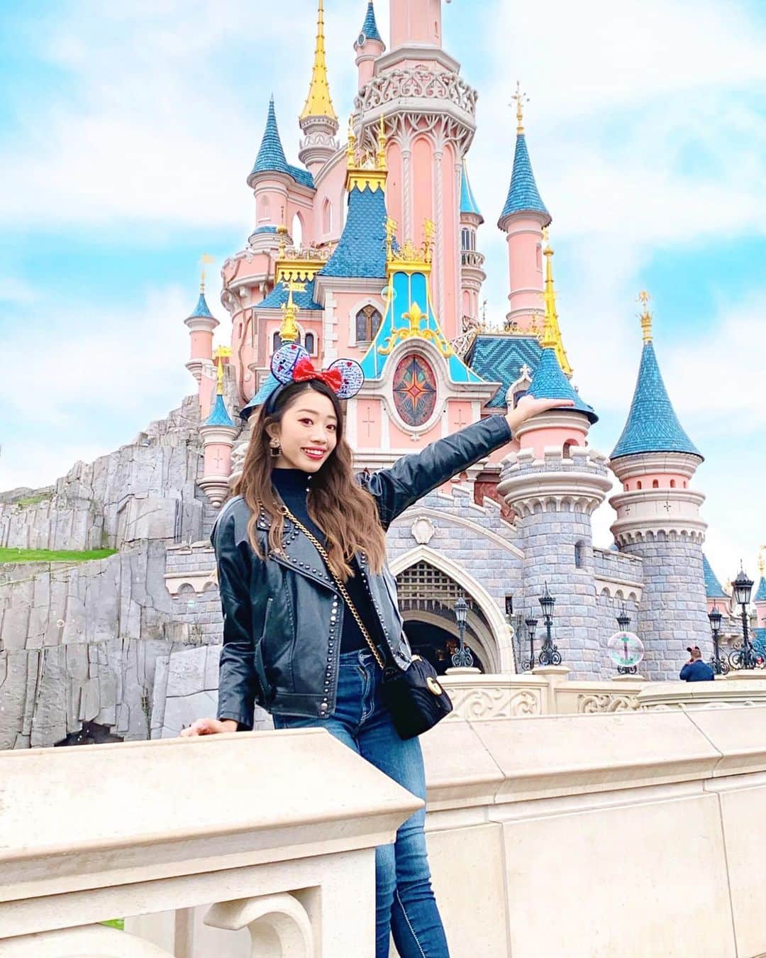 駄原杏里沙さんのインスタグラム写真 - (駄原杏里沙Instagram)「＊ Disneyland Paris🇫🇷 ・ ・ 念願の　#ディズニーランドパリ  眠れる森の美女の オーロラ姫のお城が ピンクで可愛すぎた🏰💕 ・ 初めての海外ディズニー お昼頃からパークインしたけど めっちゃ乗り物乗れて楽しかった🤤 ・ 昔から絶叫苦手だけど日本の #スペースマウンテン　 好きだからるんるん♪で乗ったけど パリのはめっちゃ早くて360度沢山回って めっちゃ怖くて声が出なかったww😂🎢 是非みんなに乗って欲しい💁‍♀️ ・ ・ #paris#disneylandparis#france  #disneyland#disneylandparis2019  #camera#disneyphoto#pink #travel#tabijyo#パリ#パリ旅行#フランス #ディズニーランドパリ#ディズニーランド #パリディズニー#海外ディズニー  #カメラ女子#タビジョ#女子旅#いいね #海外ディズニー制覇したい#絶叫系苦手」12月10日 21時19分 - arisadahara_bl8m