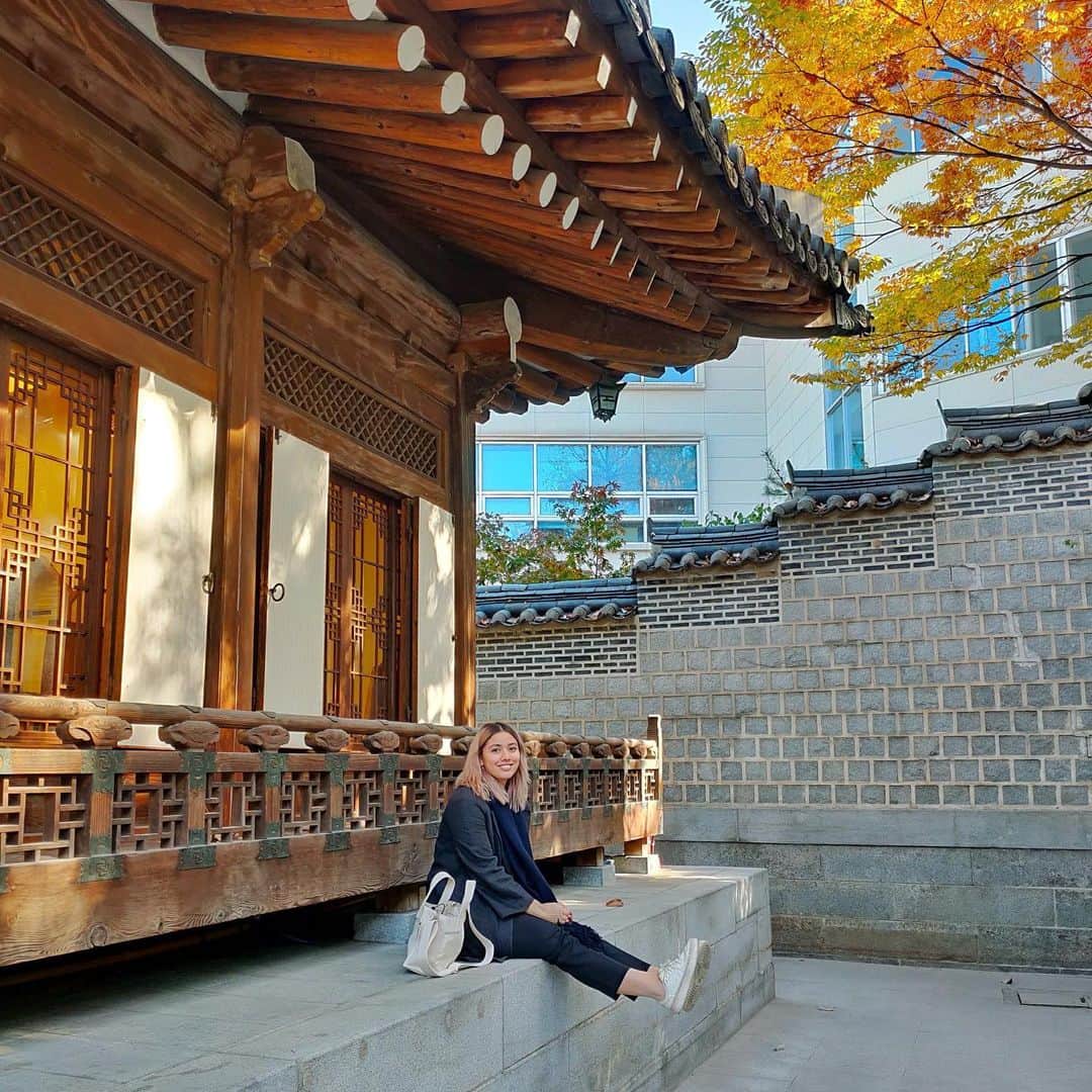 ローレン・ヤングのインスタグラム：「Lets talk about MONEY! Its such a taboo and sensitive topic that I think should actually be discussed more. The start of 2019 I was in debt, struggling, losing work and had no idea what to do, until I started being more open with my finances and realizing that I needed guidance and advice. I’m happy to say that I’m closing 2019 with more financial stability - I’ve paid off a huge chunk of my debt (home loan nalang 🤩) and have been figuring out various ways to earn, budget and save! So for my next vlog I want to know what you guys are curious about and how I can share my financial journey with you all. So ask me questions and I will answer!!! 💖」