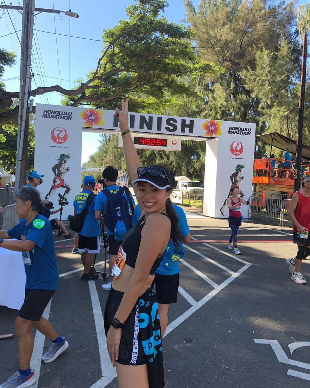福内櫻子さんのインスタグラム写真 - (福内櫻子Instagram)「Honolulu marathon 走ってきました🧡🥇 念願だった大会❤️🌹 のんびりゴール🙆‍♀️✨✨ . 噂の坂はそこまでなかったかなぁ😆 やっぱり私も22〜25キロくらいが一番心折れそうになったよ🤭 いつやめようかな、って思いながらなんだかんだ乗り越えるから少しずつゴールに近づいてきて、なんだかんだ頑張れた🙈 . こんなに長い時間走ったことがなかったからまた違った経験ができた気がする。 皆それぞれがその時の自分と向き合いながら頑張ってるんだもん。 身体が痛いなぁって思いながら泣きたいなぁって思いながら。 それがいいんだなぁ〜。 . . また一つ経験できた😊✨ . . #honolulumarathon #honolulumarathon2019 #run #running #runner #marathon #ホノルルマラソン」12月10日 21時27分 - sakurako_fukuuchi