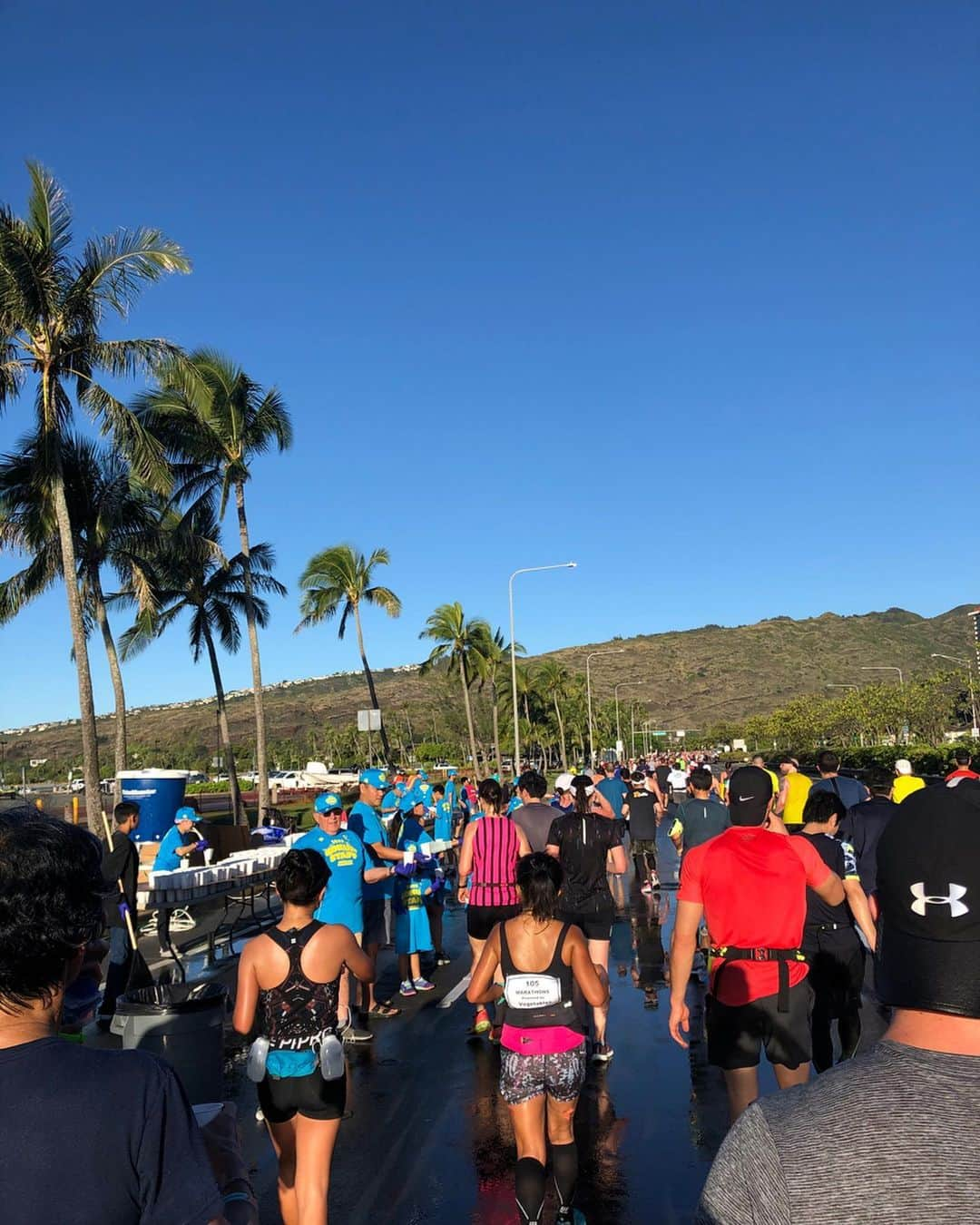 福内櫻子さんのインスタグラム写真 - (福内櫻子Instagram)「Honolulu marathon 走ってきました🧡🥇 念願だった大会❤️🌹 のんびりゴール🙆‍♀️✨✨ . 噂の坂はそこまでなかったかなぁ😆 やっぱり私も22〜25キロくらいが一番心折れそうになったよ🤭 いつやめようかな、って思いながらなんだかんだ乗り越えるから少しずつゴールに近づいてきて、なんだかんだ頑張れた🙈 . こんなに長い時間走ったことがなかったからまた違った経験ができた気がする。 皆それぞれがその時の自分と向き合いながら頑張ってるんだもん。 身体が痛いなぁって思いながら泣きたいなぁって思いながら。 それがいいんだなぁ〜。 . . また一つ経験できた😊✨ . . #honolulumarathon #honolulumarathon2019 #run #running #runner #marathon #ホノルルマラソン」12月10日 21時27分 - sakurako_fukuuchi