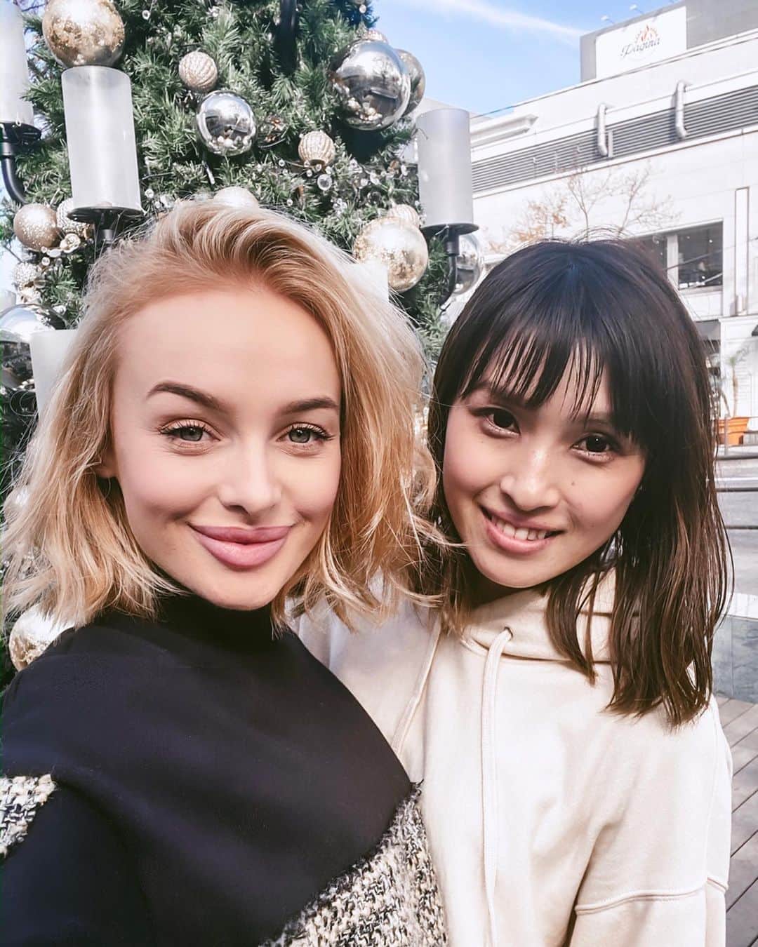 リアノン・ランゲラック（ミッチェル・ランゲラックの妻）のインスタグラム：「I love this girl 💕 Moving countries isn’t easy but she really made my transition to Japan so much fun!!! Love you @yukachi0814 oh and it helped we were both the exact same week pregnant when we met 🤪 #goalkeeperwives #goalkeeperbabies」
