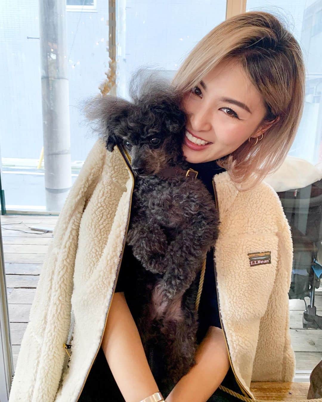 のインスタグラム：「LLビーンのボアジャケットあったかい♡ 買ってよかった🥰 #llbean #boajacket #cozy #fashion #winter #outer #dog #toypoodle #comfy #🐶 #happy #だいしんちゃんありがとう」
