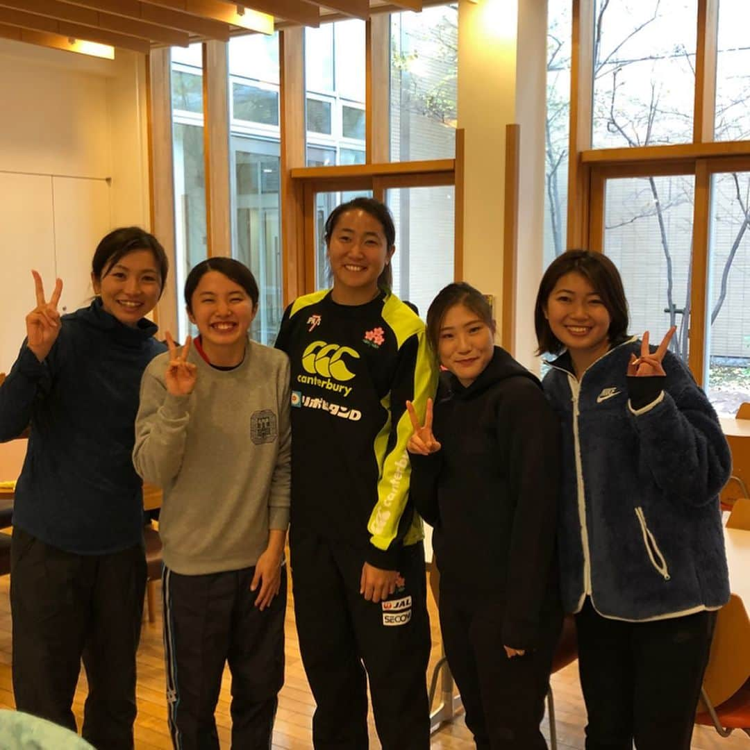 木村文子さんのインスタグラム写真 - (木村文子Instagram)「今日はサクラセブンスの白子選手と横国大の後輩選手達、乗馬クレイン所属の世古選手と一緒に練習させてもらいました😆✨ 色んな競技や種目の人たちと走れる機会はなかなかないので、凄く楽しかったです☺️✨ 色んな動きについて話し合ったりして勉強にもなって興味深いことばかり🤔 この機会を下さった関係者の皆様に感謝です🙇‍♀️ 競技は違ってもみんなで目標に向かって頑張りましょ〜🇯🇵🏉🏃‍♀️ #rugby #sakurasevens #trackandfield #100m #triplejump #100mh #nice #trainingcamp #chill #trainer」12月10日 21時43分 - kimura.ayako