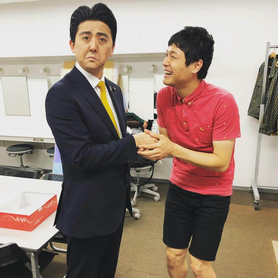 佐竹正史さんのインスタグラム写真 - (佐竹正史Instagram)「お久しぶりでございます。 本日はもう中学生さんと握手をさせて頂きました🎌 いつも率直に昨今の気になることを質問されるので私もしっかりと説明しなければならないと身が引き締まる思いです🎌 . . . #本日の首相と握手 #もう中学生 さん #幕張イオンモール #楽屋 #握手 #安倍晋三 #ビスケッティ佐竹 #ものまね #よしもと #佐竹オススメンバー #笑顔 #smile #ためになったねぇ #ためになったよぉ」12月10日 21時35分 - sataketty