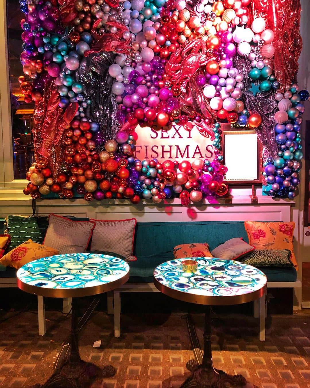 Seyda♥ Travel & Natureのインスタグラム：「❤️ #london is full of colors nowadays🥰💖💚💜💙🧡 #seydauk」