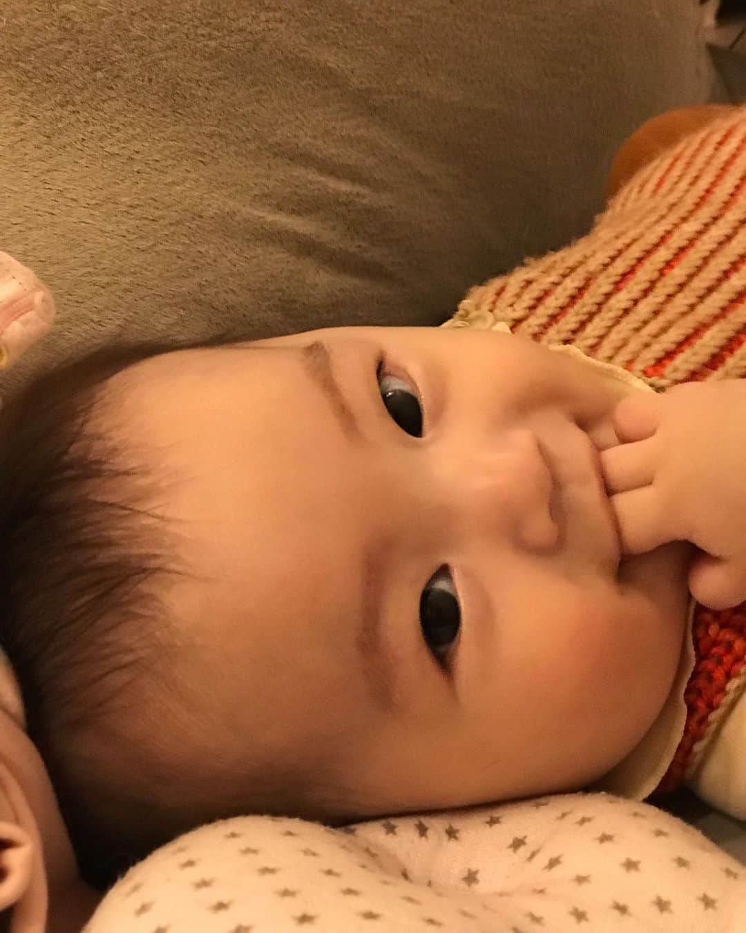 濱中鮎子のインスタグラム：「愛しのパイナップルが寝てきた🥺  今日も仕事に連れ回したけど、 ギリギリ電車もぐずらずいい子にしてくれてありがとう。😂 お嬢が寝たら自由時間！と行きたいところだけど、仕事だな🌀  お嬢、おつかれさま！ 沢山のスマイル、ありがとう！  #お嬢とお仕事」