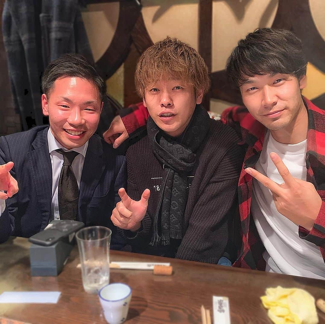 武田翔太さんのインスタグラム写真 - (武田翔太Instagram)「沖縄から友達帰って来てたから食事行きました🔥 お互いの報告とか色々話した👍 みんな頑張ってるから負けずと早く治そう💪 焦らずやります🙆‍♂️ #お友達　#結婚おめでとう🎊 #置いて行かれた感😱 #助けて😱 #でも#一人が楽だから良い🤭」12月10日 21時52分 - shotatakeda18