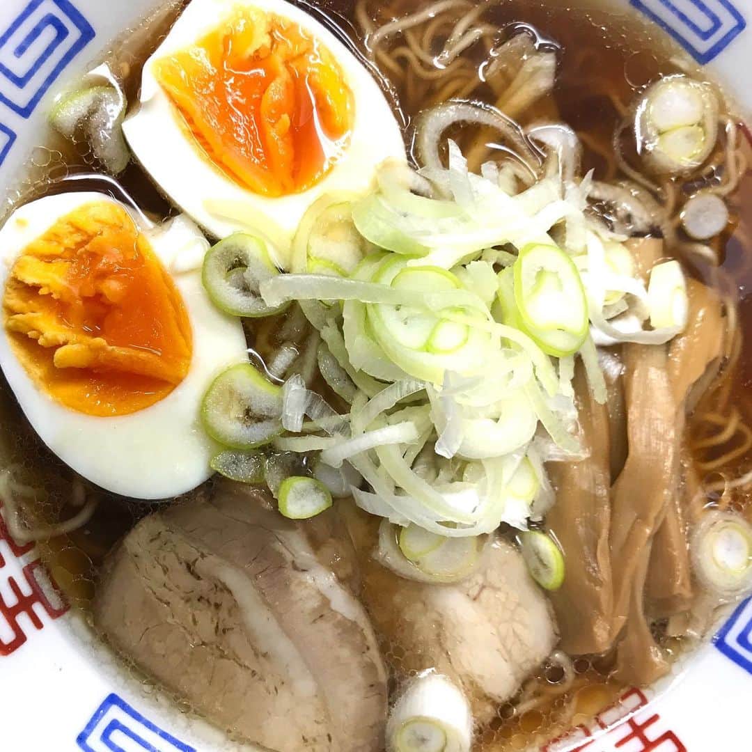 江口寿史のインスタグラム：「かつて吉祥寺井の頭通り(今は「きっちん大浪」の場所)に在ったロックな飯屋「町蔵」の店主だったミゴンさんが、店で出していた高山ラーメンを差し入れに持ってきてくれた。  仕事がアレ続きで飯に出る時間も惜しい状況で、しかも賞味期限が明日だというのでさっそく頂いた。麺とスープだけじゃなく焼豚、シナチクの具も。ご丁寧にネギまで入ってるのね！プラモキットみたいで嬉しい。こういうの好き😆 「茹で時間30秒でいいから！いや20秒でも！」 それ以上茹でるとマズいらしい。たしかにすごい細麺。ミゴンさんのアドバイス通りチャチャチャっと作ってズバババと食いました。いやー地方によくある昭和な正統派中華そば。コショウが合うんだまた。旨かったなー。ご馳走さまでした！」