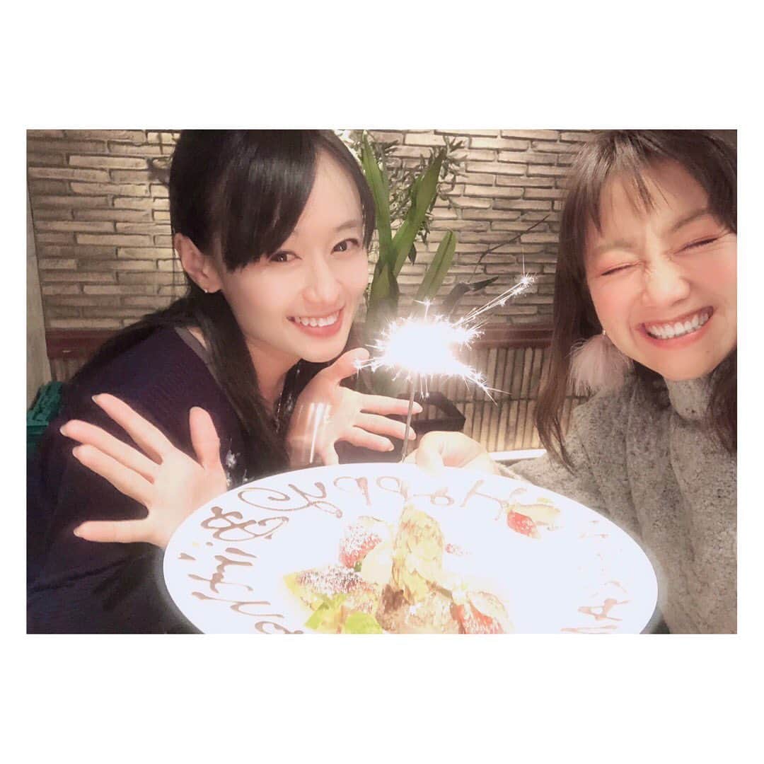柳野玲子のインスタグラム：「ハッピーバースデーわかなちゃん🥰🎉 いつも元気でパワフル✨ 話は尽きず、結局予定時間をオーバーしながら呑んでました😋笑 いつものごとく。笑 今回は誕生日祝いで会ったけれど、私の結婚祝いまで準備してくれていて… 大好きな日本酒🍶😍 同い年、今後のわかなちゃんの活躍も心から応援してます☺️💞 #福島和可菜 ちゃん #同い年 #お誕生日 #お誕生日おめでとう #お祝い #逆にお祝い #ありがとう #感謝 #素敵な一年になりますように」