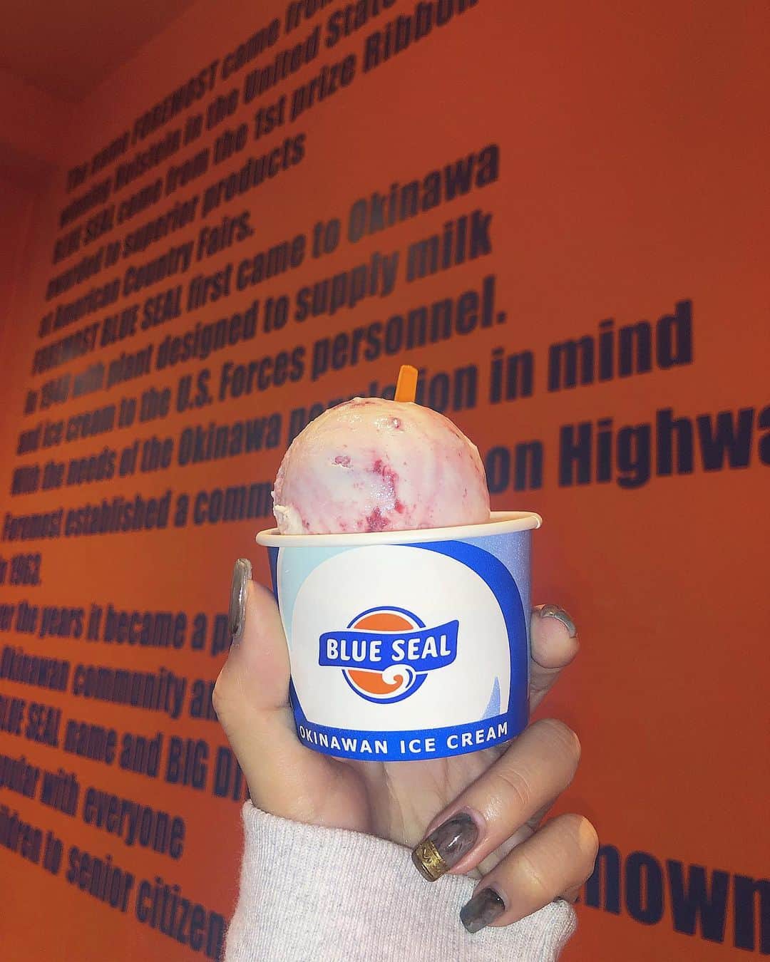 honoka のインスタグラム：「昨日東京ついて空港でひびきと食べた🍨笑﻿ BLUE SEAL東京にもあるんや﻿ さすが東京やなーー。 真冬のあったかい室内で﻿ 食べるアイスはまた格別❤️ いつか沖縄で食べたいなー。」