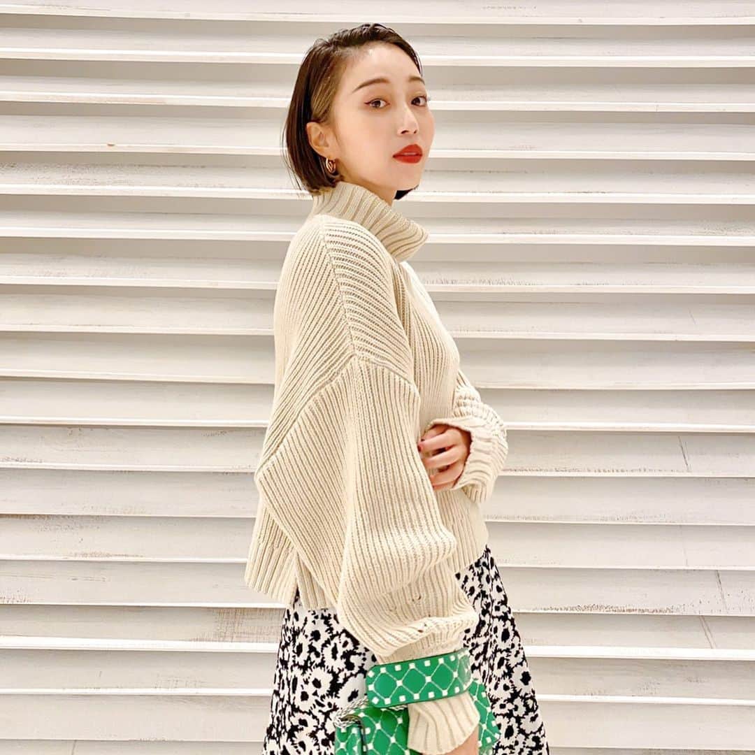 のインスタグラム：「昨日のootd❤️ コートの中はこんな感じでした🥰 寒いから最近ニットばっかり！！！ ・ ・ #ootd#outfit#fashion #ファッション #コーディネート #titivate#ティティベイト #titivatestyle #ボリュームニット」