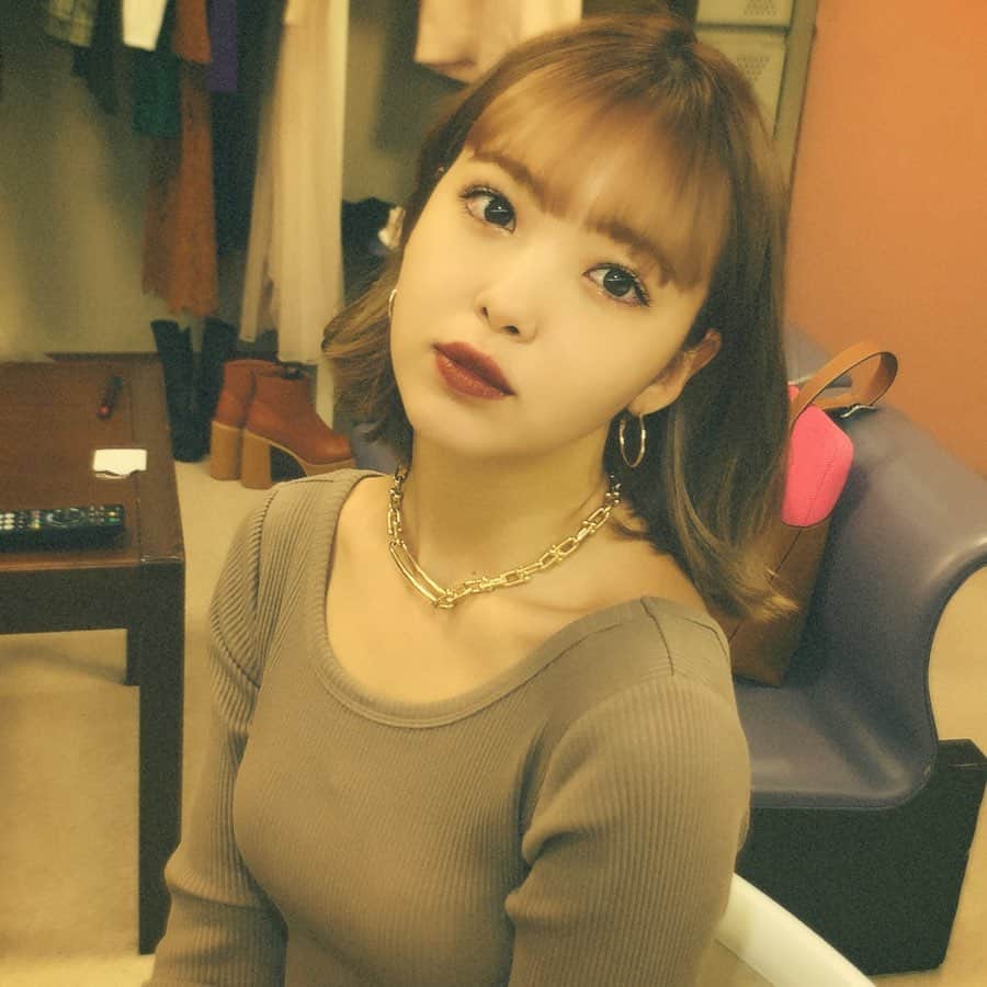 高橋有紀のインスタグラム：「今日も何本もお仕事でしたにこちゃん☺︎年明けからはじまるにこるんラジオに、収録。 tiffanyもとっても素敵似合ってる❤︎ #今日のにこるん　 #hairmake #osakana_yuki」