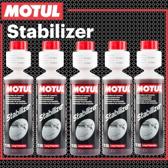のインスタグラム：「【MOTUL STABILIZER】 寒くなってきましたね。 雪の降る地域などではオートバイを春まで冬眠させる方もいらっしゃるのではないでしょうか？ . タンクに入れたままのガソリンはどんどん劣化します。 春にエンジンをかけようとしたら始動できないなんてことも… . そんなトラブルを未然に防ぐために"MOTUL STABILIZER"!!! ガソリン保管時の酸化やガム状物質の発生を抑制します。 . #MOTUL #MOTULJAPAN #ガソリン劣化防止 #ガソリン劣化防止剤 #STABILIZER #モーターサイクル」