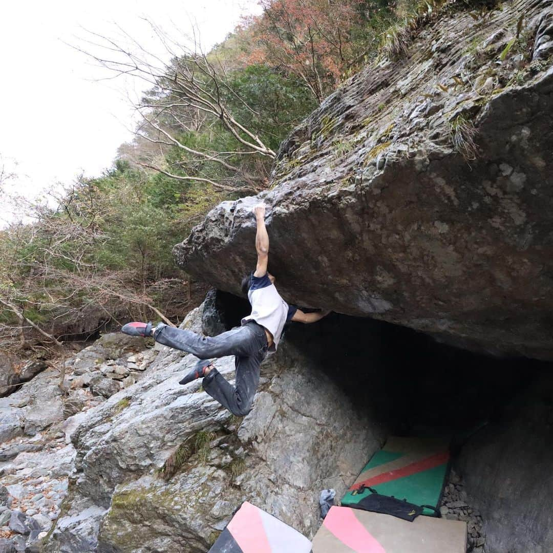 濱田健介のインスタグラム：「Today, I went to Okumonobe for the first time. I climbed Dragon eno michi SD V12, Soundless world V10, Nuribotoke V9 and more. I enjoyed these boulders a lot. Video is Dragon eno michi V12. 今日は奥物部へ。何気にお初。 ドラゴンへの道SD 4段 Soundless world 3段 昔からやってみたかった 塗仏 2段 などなどなど、他にもいろいろ登って満足。 川も綺麗で癒された。 動画はドラゴンへの道SD。 @rockmasterhq  @unparallelup  @organicclimbing  @nogradjustfeeling  @camp1889」