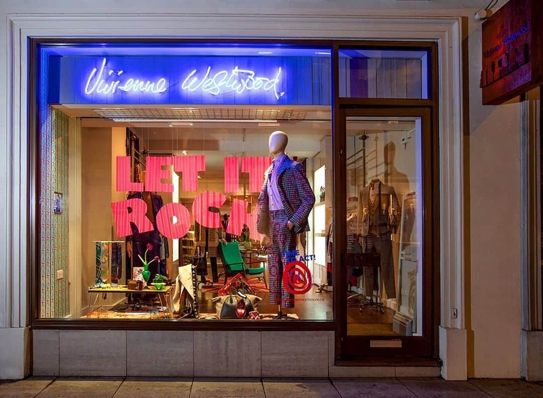 ヴィヴィアン・ウエストウッドさんのインスタグラム写真 - (ヴィヴィアン・ウエストウッドInstagram)「ロンドンのコンデュイットストリートにあるVivienne Westwood MANストアに再現された #LETITROCK」12月10日 22時04分 - viviennewestwoodjapan