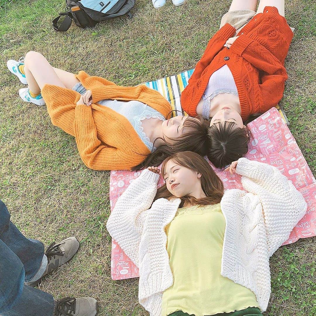 町田穂花のインスタグラム：「. . 12月9日発売の｢ #BOMB ｣さんみなさんゲットして頂けました…？？ . ほのゆめみいでの初のお仕事。 . 普段見れない私たちが見れちゃうかも😳♡ . 是非ゲットしてくださいね〜🙌🏻 . #畑美紗起 #大場結女」
