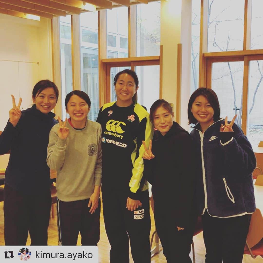 世古和のインスタグラム：「#Repost @kimura.ayako with @make_repost ・・・ 今日はサクラセブンスの白子選手と横国大の後輩選手達、乗馬クレイン所属の世古選手と一緒に練習させてもらいました😆✨ 色んな競技や種目の人たちと走れる機会はなかなかないので、凄く楽しかったです☺️✨ 色んな動きについて話し合ったりして勉強にもなって興味深いことばかり🤔 この機会を下さった関係者の皆様に感謝です🙇‍♀️ 競技は違ってもみんなで目標に向かって頑張りましょ〜🇯🇵🏉🏃‍♀️ #rugby #sakurasevens #trackandfield #100m #triplejump #100mh #nice #trainingcamp #chill #trainer」