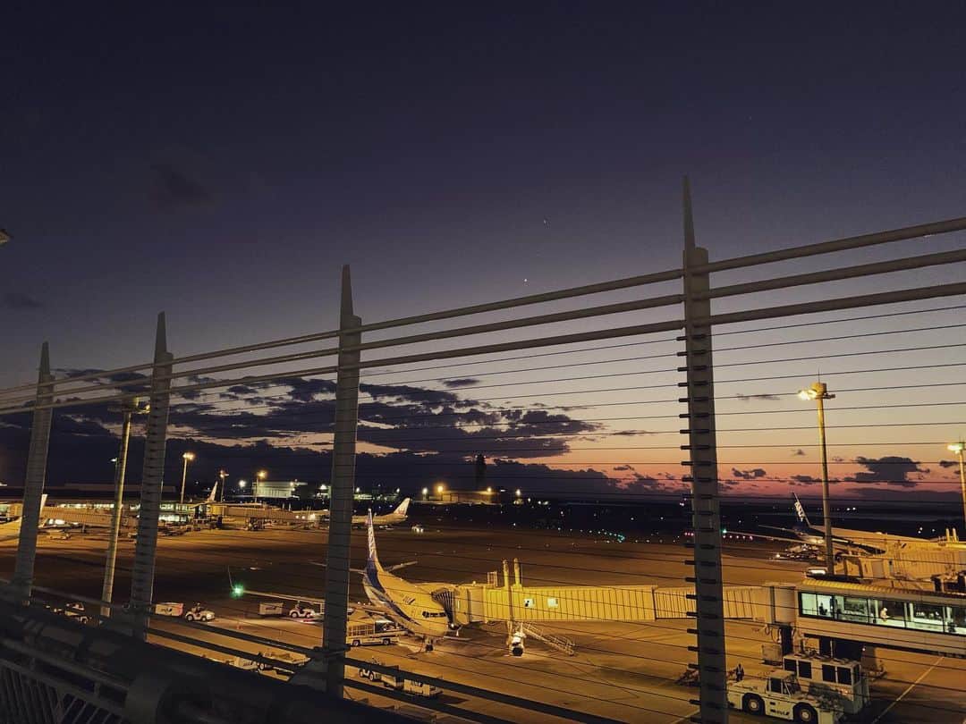 宮城麻里子さんのインスタグラム写真 - (宮城麻里子Instagram)「綺麗な夕暮れ。 #okinawa #japan #sunset #nahaairport」12月10日 22時18分 - miyagimariko
