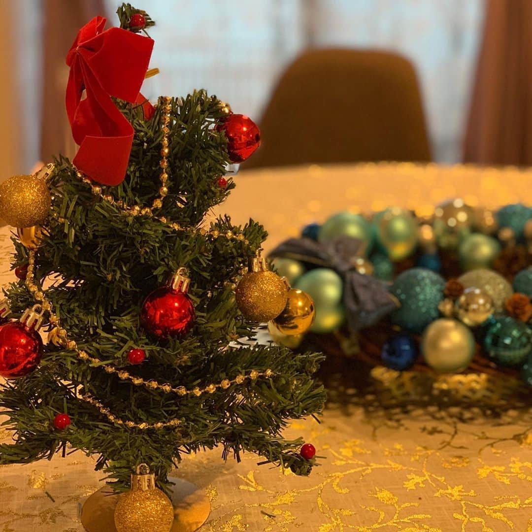 小日向えりのインスタグラム：「お部屋とネイルをクリスマス仕様に🎄🤶 ルンルン💕 #クリスマスネイル #ツリーネイル #クリスマスリース #merrychristmas」