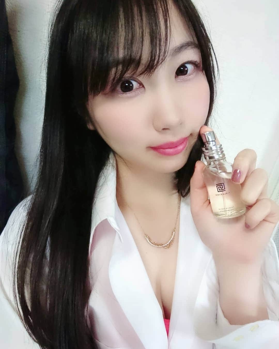のインスタグラム：「『女性が魅せられる香水』ガレイドの香水を自分へのクリプレにつけ始めたよ💖 #メンズ香水 なんだけどユニセックスとしても使えるの✨ . . 前は自分好みの甘ったるい香りの香水つけてたんだけど、良い歳だしラジオとかで人と接する機会が多くなってきたから、キツくない香りにしたくて🔶 洗練された香りのガレイドに変えたら評判良かったです😘✨ . なんか自信も持てる気がする😁✨ . . 本来ガレイドは女性の匂いに対する好感度を調査し、3年の試行錯誤を重ねて生まれた大人の男のフレグランスなんだとか❤️✨ . 確かにイイオトコ感漂う、つけててくれたら嬉しい香りだもんなぁ(*^^*) . . ストーリー、ハイライトにもUPしてみたよ🎵 . . . . . 💜∴..∴..∴..∴..∴..∴..∴.💜 . . . . . . #ガレイドプレミアムパルファム https://mtmen.jp/SIANM #ガレイド #galleido #フェロモン香水 #フェロモン #メンズコスメ #メンズ美容 #いいおとこ #イケメン #モテる香り #モテる #大人の香り #大人の男 #紳士 #香水 #pafume #フレグランス #ユニセックス #クリスマスプレゼント #クリプレ #プレゼント #ギフト」